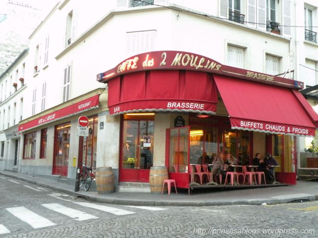 A definite *whee* moment when we finally spotted the cafe! The famed cafe/resto where Amelie worked as a waitress 