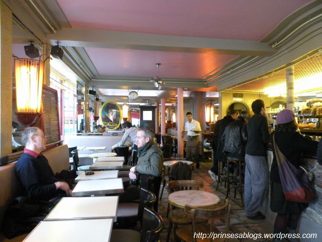 Another *whee* moment, when we entered the cafe.. we made it! We weren't surprised that there were other tourists as well, fellow fan girls, who obviously shared our plans of living out Amelie's life :-)